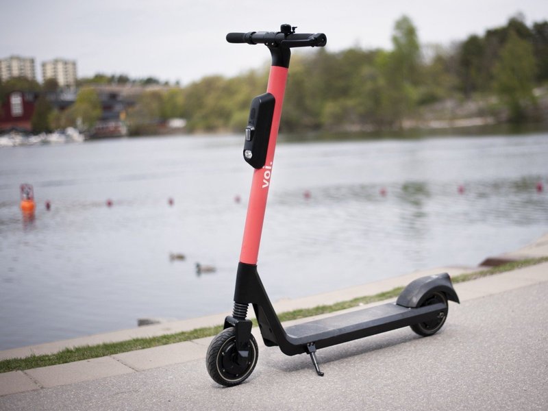 E-Scooter sind praktisch, werden im Verkehr aber schnell zur Gefahr. (Bild: Voi)
